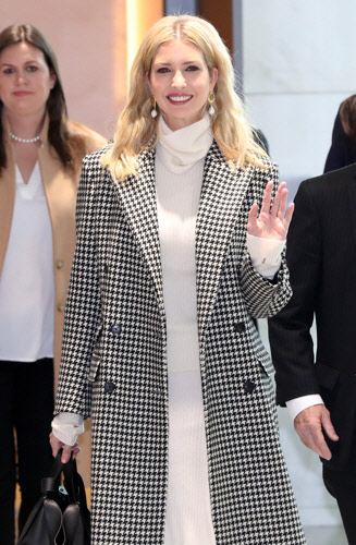 23일 미국 도널드 트럼프 대통령의 장녀인 이방카 백악관 보좌관이 미국 대표단을 이끌고 인천공항에 도착해 손을 흔들고 있다. 연합뉴스